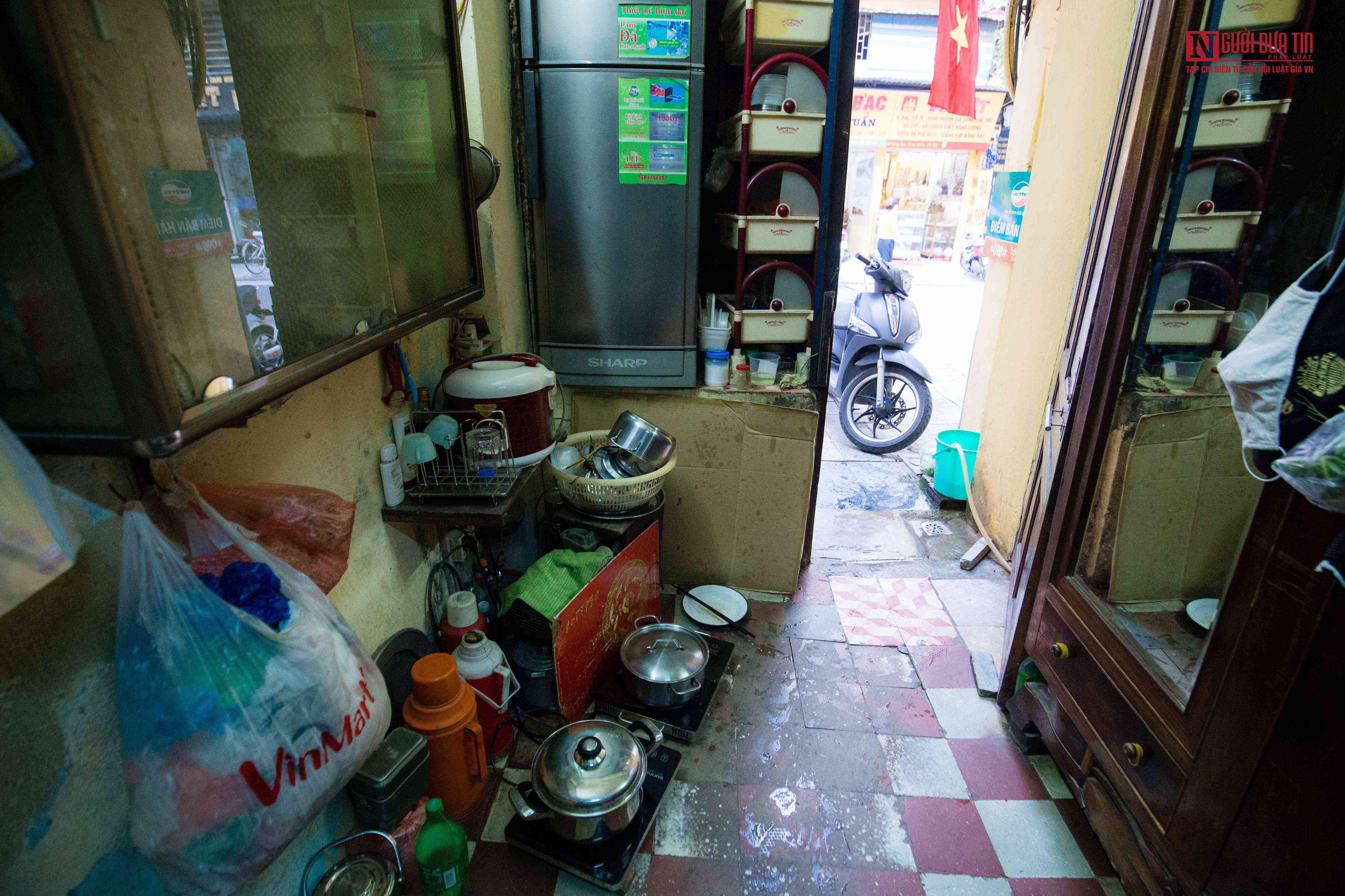 Cuộc sống bất ngờ trong căn nhà 9m2 ở phố cổ và là lối đi chung của 6 gia đình - 2