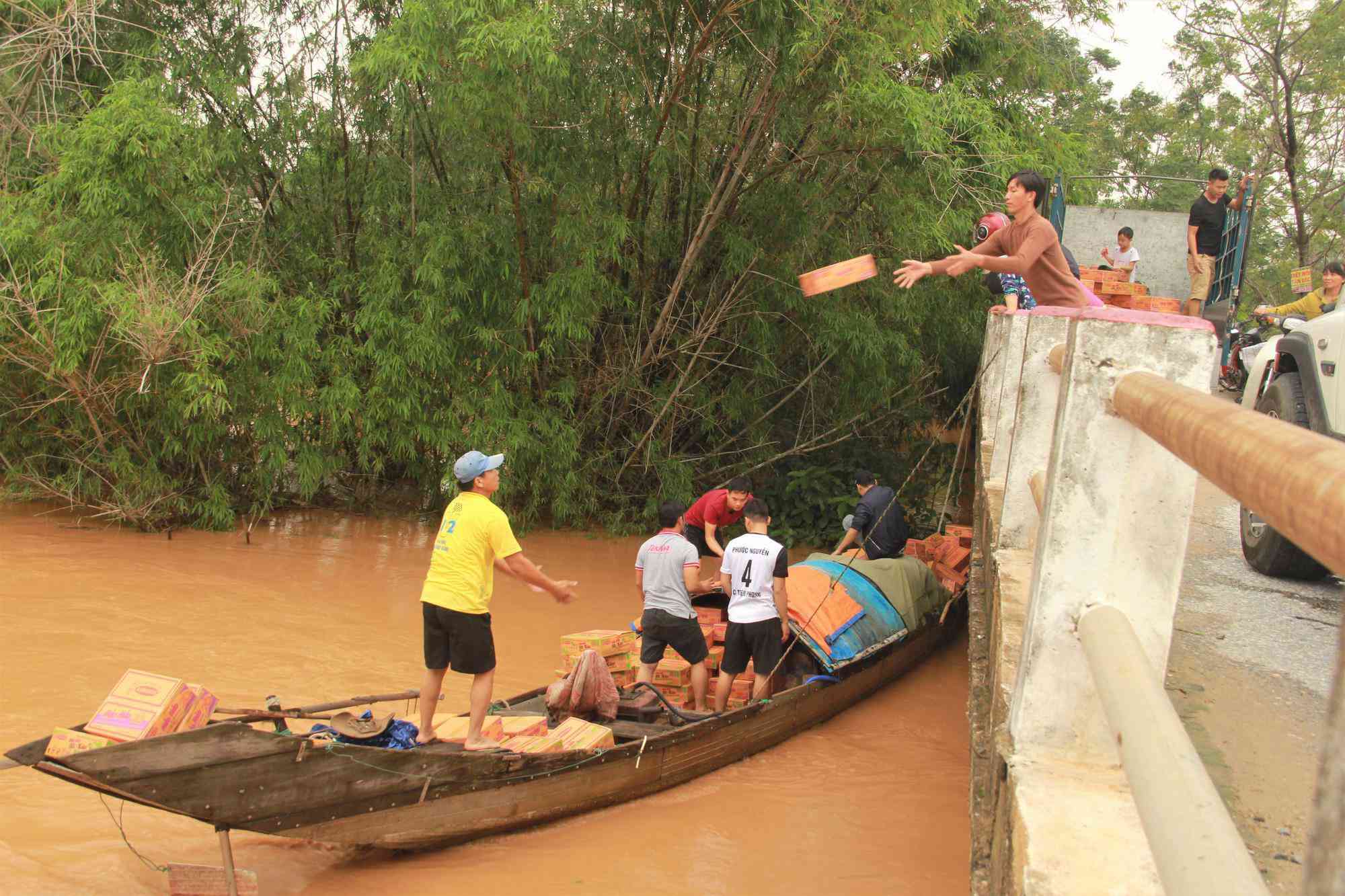 Lũ lên làm sập nhà lúc rạng sáng, khiến mẹ gãy tay và con gái 2 tuổi tử vong - 2