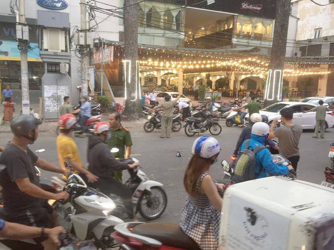 Những ai tham gia chém rớt tay người bán nước sâm ở quận 3, TP.HCM? - 1