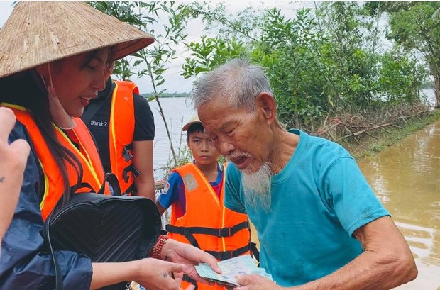 Con gái gào khóc đòi mẹ về khi thấy Thuỷ Tiên lăn xả giữa dòng nước lũ nguy hiểm - 4