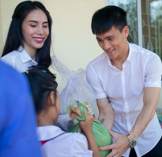 Con gái gào khóc đòi mẹ về khi thấy Thuỷ Tiên lăn xả giữa dòng nước lũ nguy hiểm - 6