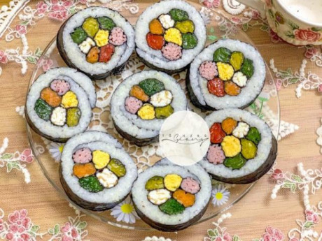 Khách đến nhà hoa mắt vì món cơm cuộn hình hoa cực xinh của mẹ đảm Hà Nội