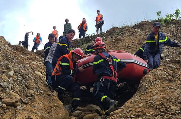 Tin tức 24h: Cô dâu Thu Sao bất ngờ để lộ vùng nhạy cảm hớ hênh, dân mạng amp;#34;sốc nặngamp;#34; - 3