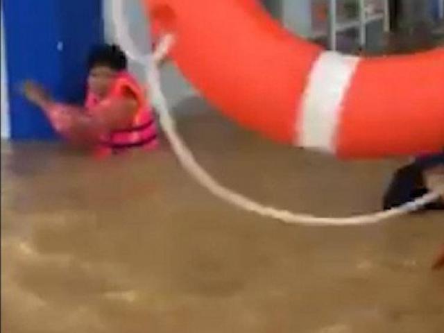 Thót tim cảnh cứu người trong cơn lũ dữ ở Quảng Bình