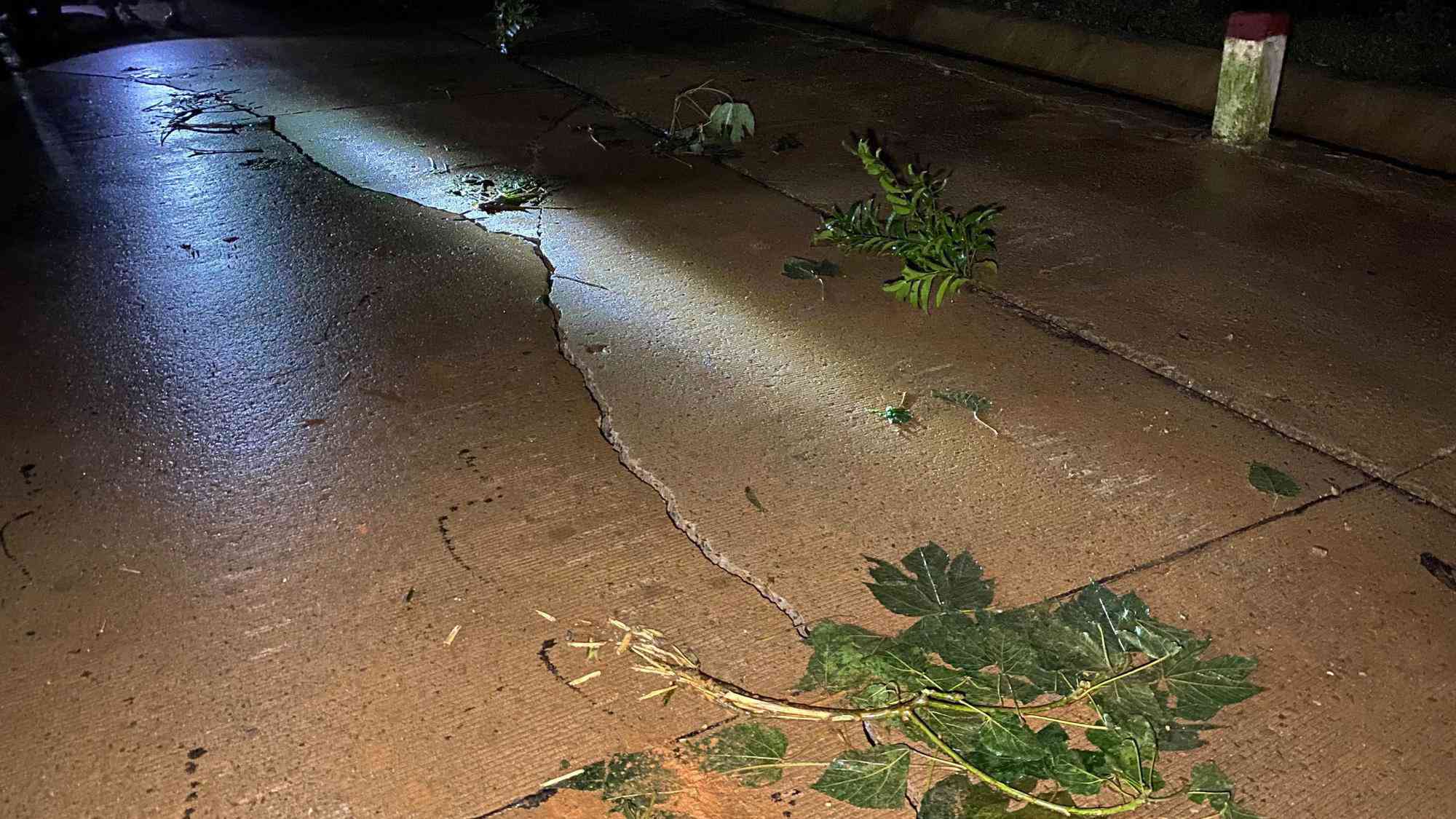 Lại xuất hiện tiếng nổ cạnh nơi tìm kiếm 22 cán bộ, chiến sĩ bị vùi lấp ở Quảng Trị - 2