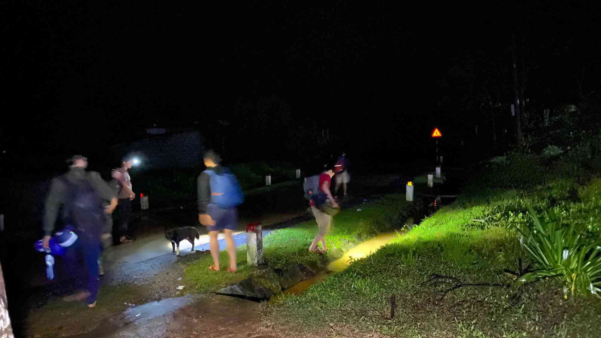 Lại xuất hiện tiếng nổ cạnh nơi tìm kiếm 22 cán bộ, chiến sĩ bị vùi lấp ở Quảng Trị - 3