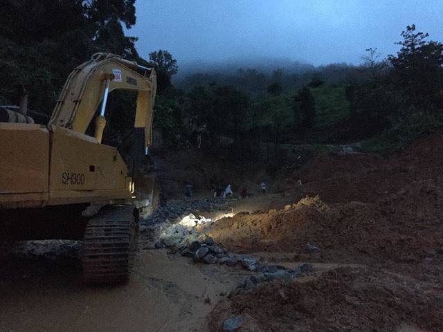 Lại xuất hiện tiếng nổ cạnh nơi tìm kiếm 22 cán bộ, chiến sĩ bị vùi lấp ở Quảng Trị - 4