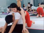 Làm mẹ - Đưa con trai đi học, ông bố “đứng hình” cứ nghĩ mãi về tư thế của cô giáo