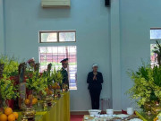 Tin tức - Tin tức 24h: Thắt lòng cảnh vợ Chủ tịch huyện thẫn thờ đứng cạnh di ảnh chờ chồng