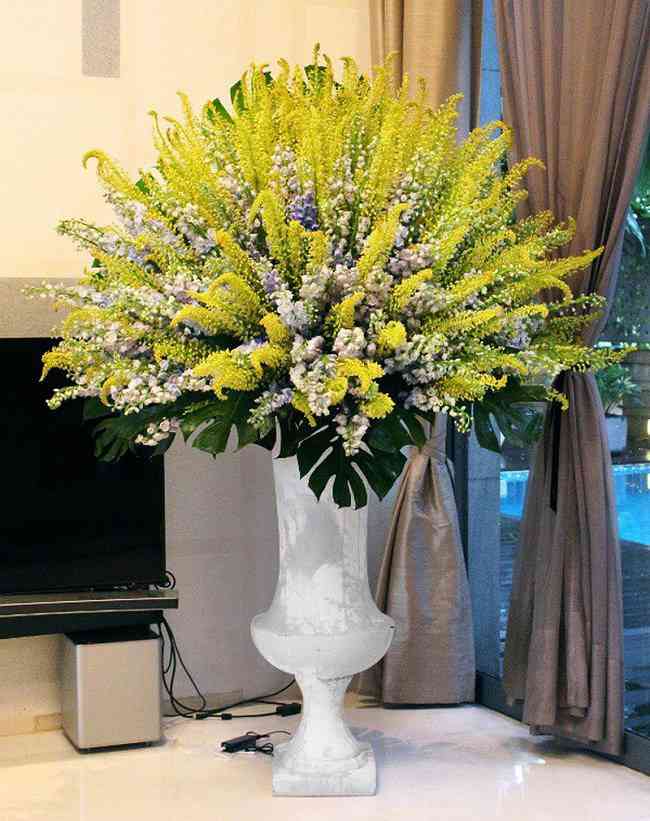 Bình hoa 85 triệu cao trên 2m được làm từ hơn 500 cành hoa Phi yến Delphinimum màu xanh và những bông hoa đuôi chồn nhập khẩu