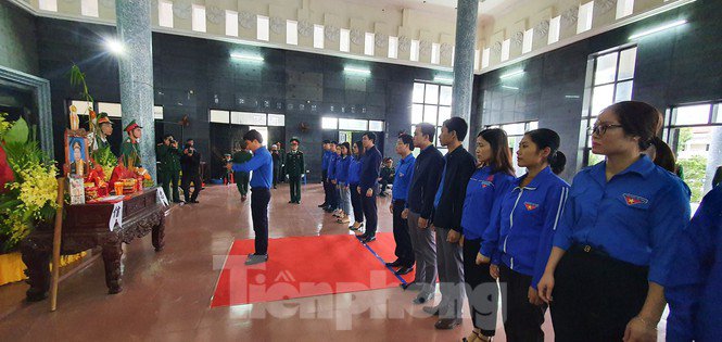 Người thân, đồng đội nghẹn ngào tiễn biệt Đại tá Hoàng Mai Vui hi sinh ở Rào Trăng 3 - 2