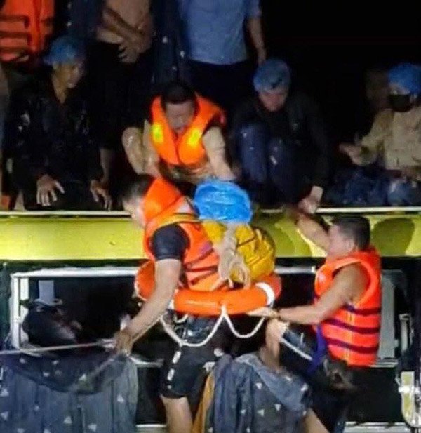 Ảnh hot MXH hôm nay: Chiến sĩ công an cởi áo ủ ấm cho bé 2 tuổi giữa mưa lũ - 1