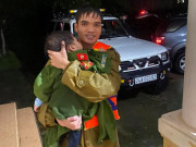 Tin tức - Ảnh hot MXH hôm nay: Chiến sĩ công an cởi áo ủ ấm cho bé 2 tuổi giữa mưa lũ