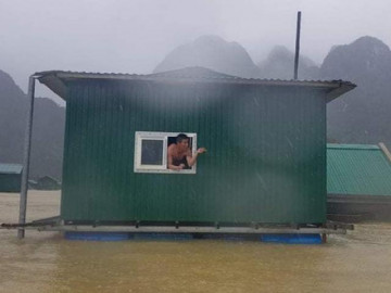 Mô hình nhà chống lũ phát huy tác dụng, có gì mà cứu được cả nghìn dân miền Trung?