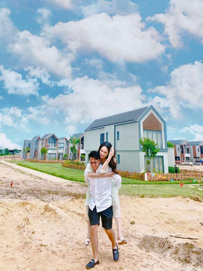 Hương Giang được bạn trai cõng trên lưng, bao con tim amp;#34;ghen tịamp;#34; với đoạn clip 20/10 ngọt lịm - 2