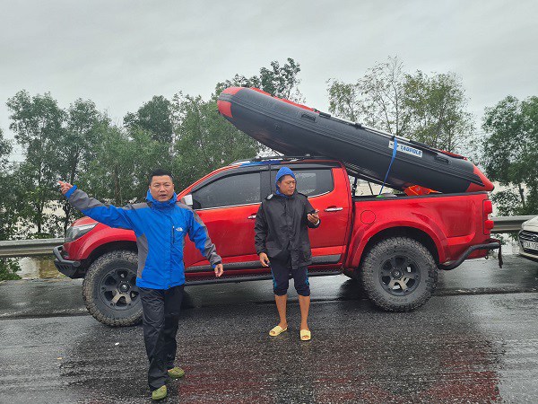 Người cứu hộ lũ ở miền Trung: Lăn xả cứu dân nhưng đến người thân của mình lại bất lực - 4