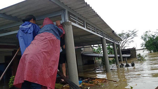 Người cứu hộ lũ ở miền Trung: Lăn xả cứu dân nhưng đến người thân của mình lại bất lực - 1