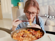 Bếp Eva - Hari Won một mình ăn hết nồi lẩu 2-3 người, còn định mua về "lừa" chồng