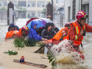 Tin tức - Người cứu hộ lũ ở miền Trung: Lăn xả cứu dân nhưng đến người thân của mình lại bất lực