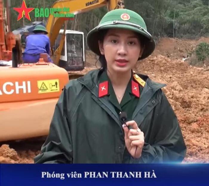 Dân mạng “săn lùng” nữ phóng viên giữa tâm lũ vì vừa đẹp xuất sắc lại vừa dũng cảm - 1