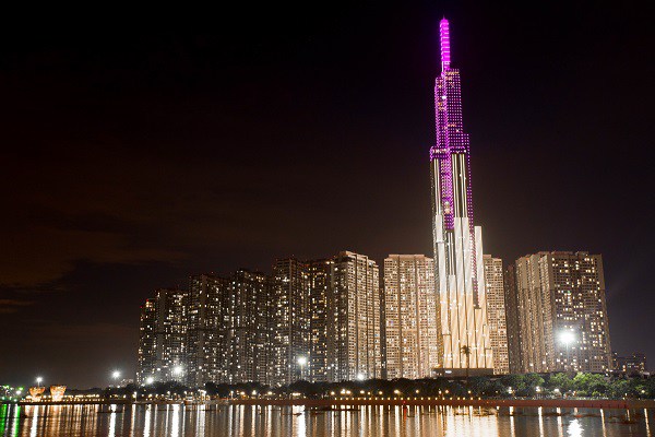 Nhiều tòa nhà “khoác áo mới” hưởng ứng chiến dịch amp;#34;Chung tay vì người phụ nữ tôi yêuamp;#34; - 1