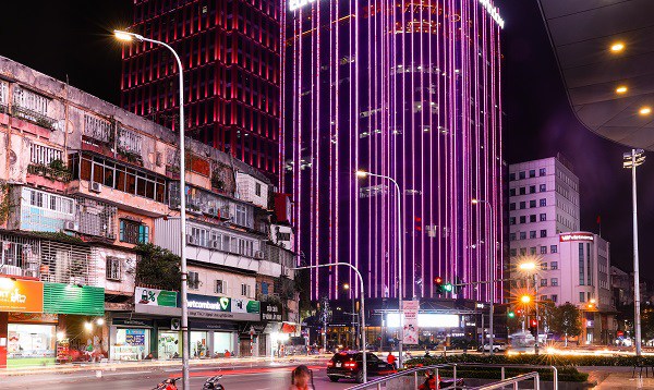 Nhiều tòa nhà “khoác áo mới” hưởng ứng chiến dịch amp;#34;Chung tay vì người phụ nữ tôi yêuamp;#34; - 2