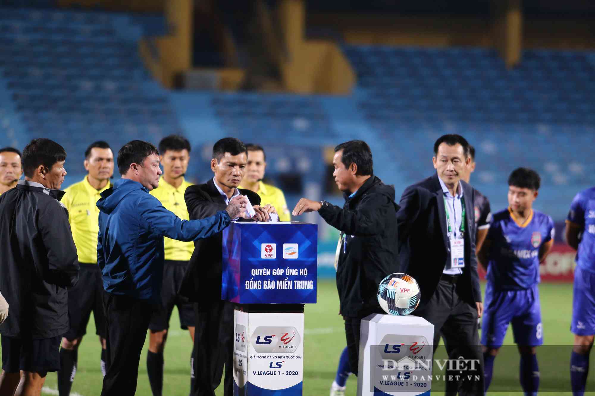 HLV Park Hang - seo rút ví ủng hộ đồng bào miền Trung ngay trên khán đài - 1