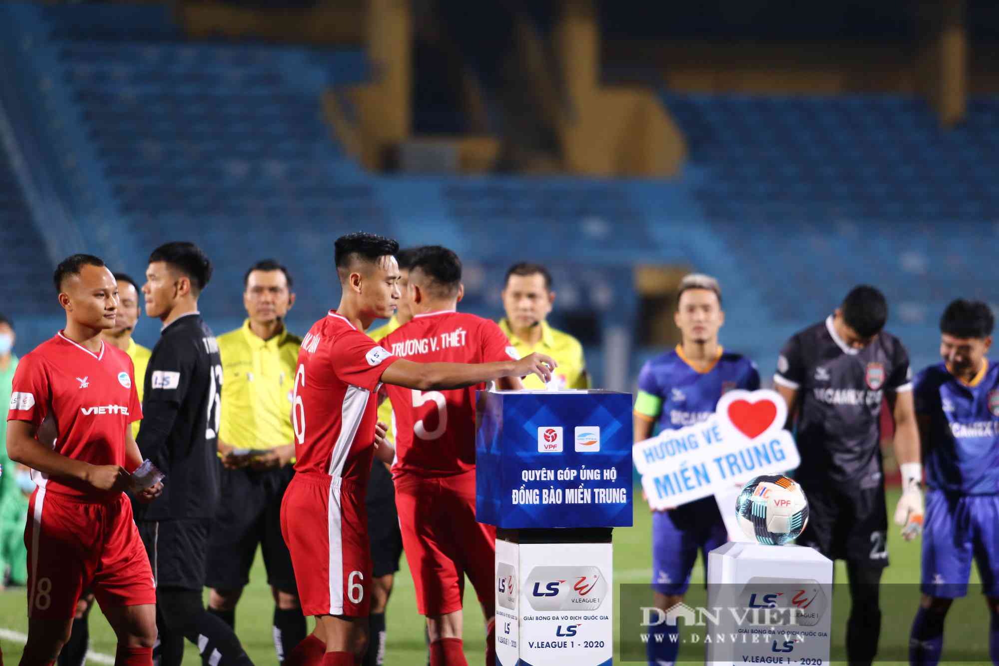 HLV Park Hang - seo rút ví ủng hộ đồng bào miền Trung ngay trên khán đài - 2