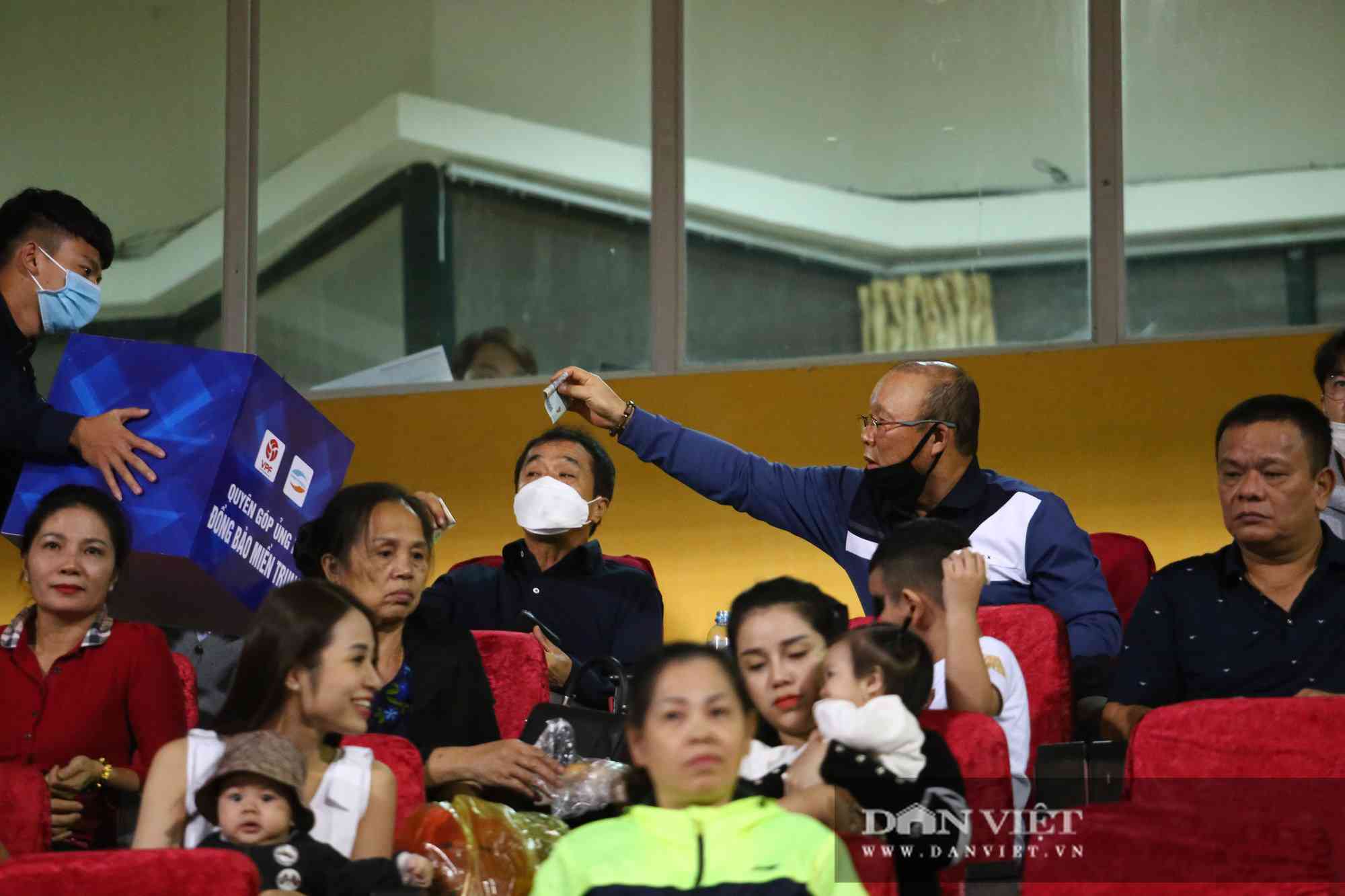 HLV Park Hang - seo rút ví ủng hộ đồng bào miền Trung ngay trên khán đài - 4