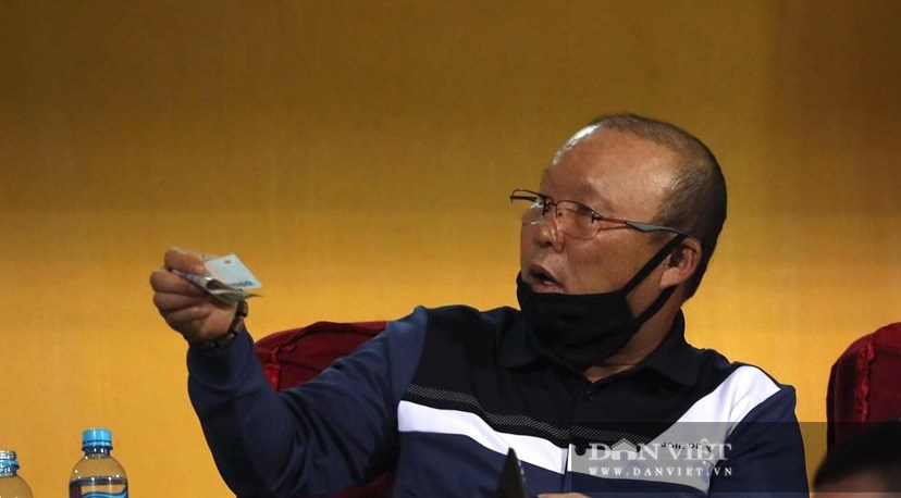 HLV Park Hang - seo rút ví ủng hộ đồng bào miền Trung ngay trên khán đài - 3