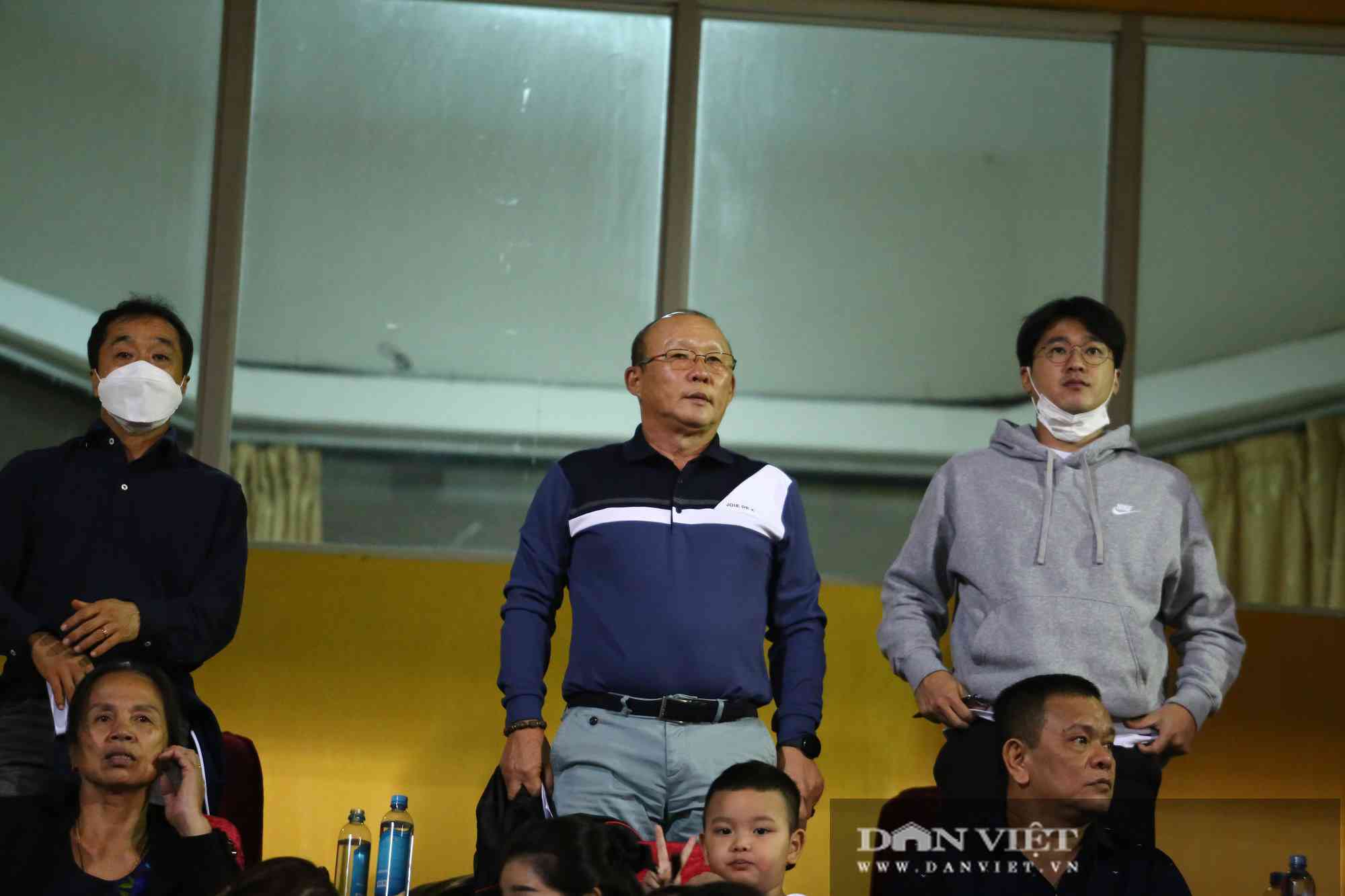 HLV Park Hang - seo rút ví ủng hộ đồng bào miền Trung ngay trên khán đài - 5