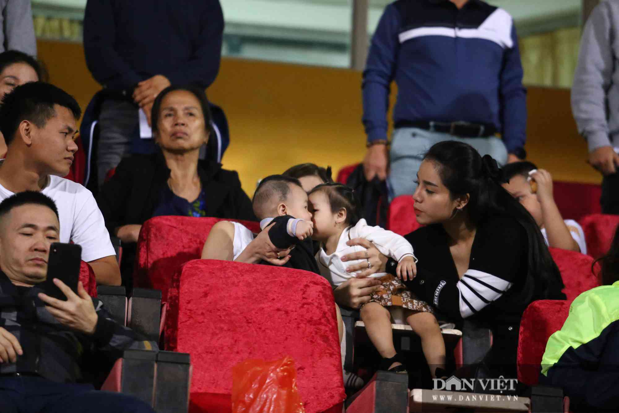 HLV Park Hang - seo rút ví ủng hộ đồng bào miền Trung ngay trên khán đài - 6