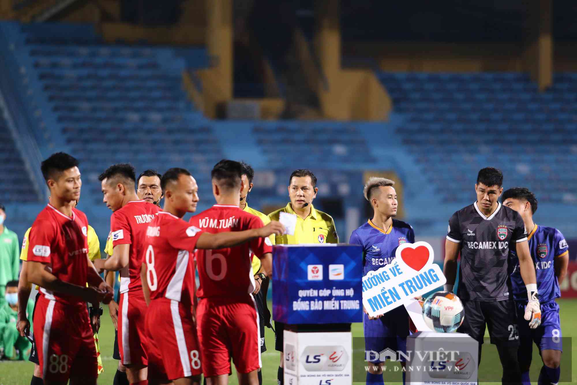 HLV Park Hang - seo rút ví ủng hộ đồng bào miền Trung ngay trên khán đài - 7