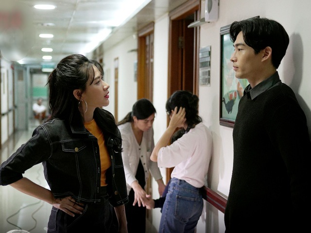Nam Em lộ bắp tay to, vóc dáng mũm mĩm, đứng lép vế so với Lưu Diệc Phi bản Việt 11 Chọc Tức Vợ Yêu: Từ nguyên tác vạn like đến phim ngôn tình vạn… sai, nhà nhà ném đá