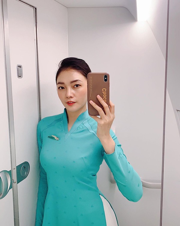 Khác khi diện áo dài đi làm, nữ tiếp viên hàng không có phong cách đời thường đầy táo bạo - 1