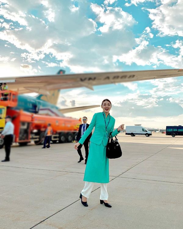 Khác khi diện áo dài đi làm, nữ tiếp viên hàng không có phong cách đời thường đầy táo bạo - 4