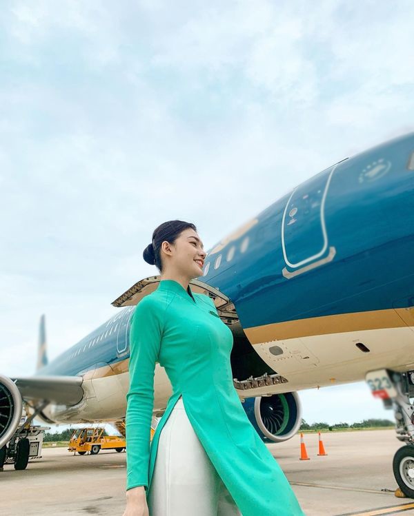 Khác khi diện áo dài đi làm, nữ tiếp viên hàng không có phong cách đời thường đầy táo bạo - 3