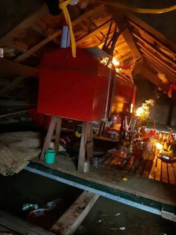 Xót xa áo quan treo lên tận nóc nhà, mất 3 ngày chưa được an táng vì lũ dâng cao - 1