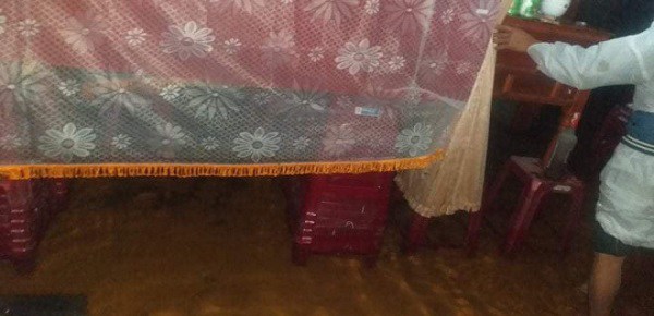 Xót xa áo quan treo lên tận nóc nhà, mất 3 ngày chưa được an táng vì lũ dâng cao - 3