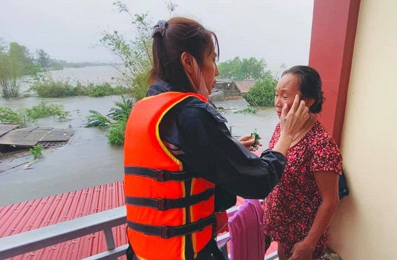 Phản ứng của mẹ chồng Thuỷ Tiên khi thấy con dâu dầm mưa lội nước miền Trung, chân nổi ghẻ - 7