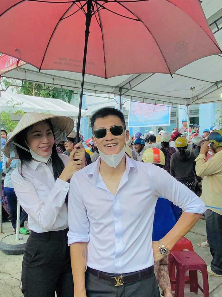 Phản ứng của mẹ chồng Thuỷ Tiên khi thấy con dâu dầm mưa lội nước miền Trung, chân nổi ghẻ - 8