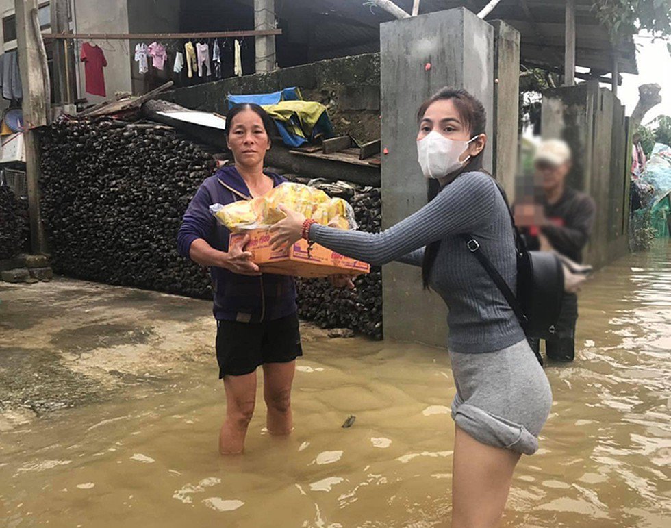 Phản ứng của mẹ chồng Thuỷ Tiên khi thấy con dâu dầm mưa lội nước miền Trung, chân nổi ghẻ - 4
