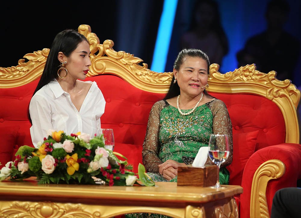 Phản ứng của mẹ chồng Thuỷ Tiên khi thấy con dâu dầm mưa lội nước miền Trung, chân nổi ghẻ - 3