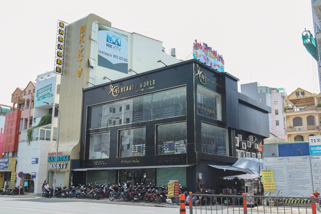 Chị em đổ xô đi soi da, trang điểm miễn phí tại siêu thị mỹ phẩm gia đình mới - 1