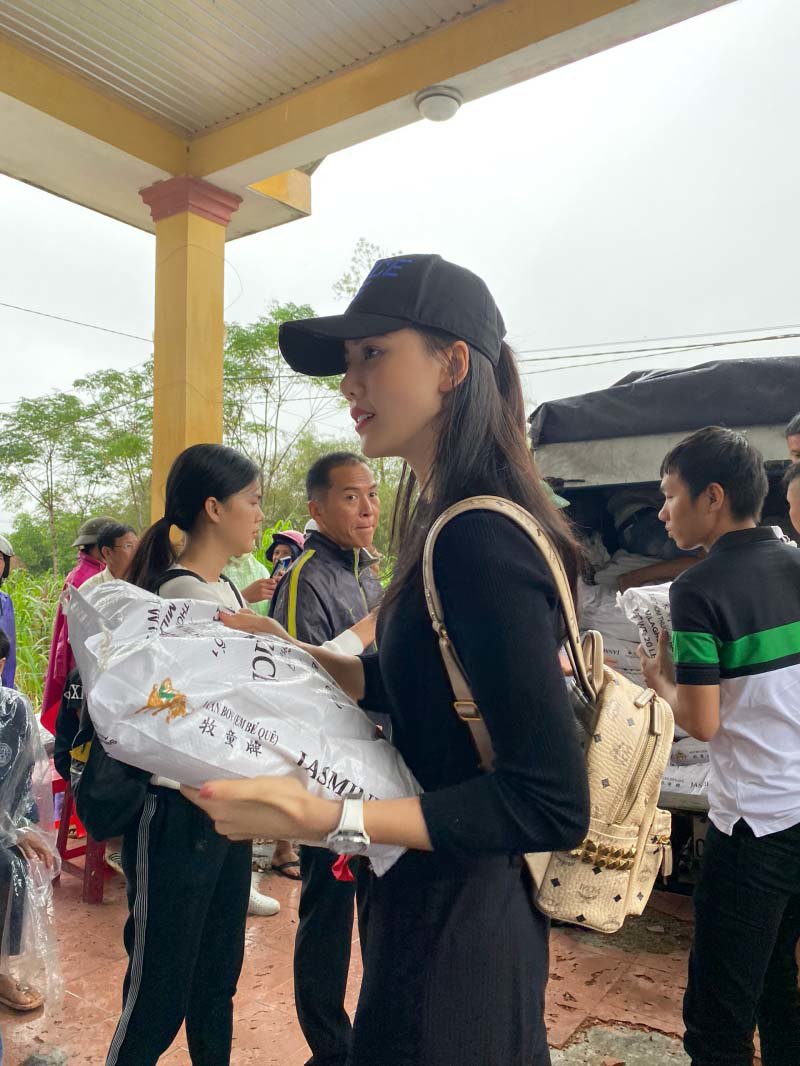 Ngày thường túi hiệu không thiếu, đến vùng “rốn lũ” sao Việt đeo túi bình dân lại thành hàng hot - 8