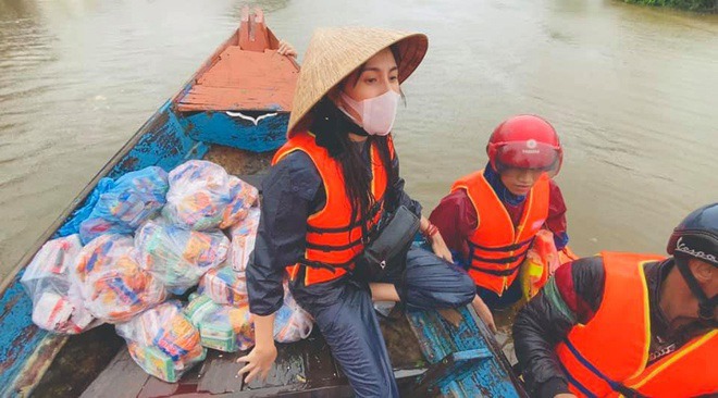 Ngày thường túi hiệu không thiếu, đến vùng “rốn lũ” sao Việt đeo túi bình dân lại thành hàng hot - 3