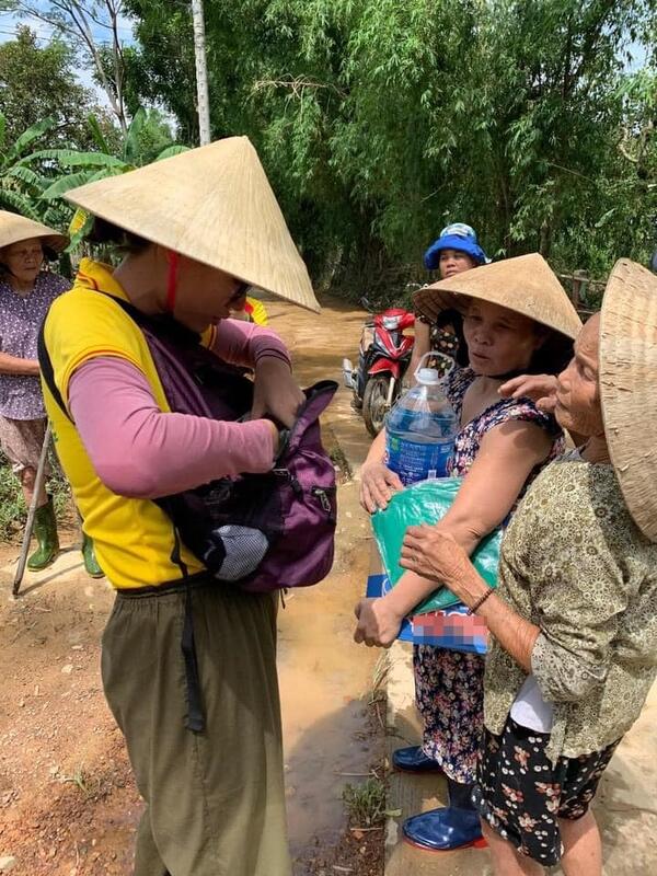 Ngày thường túi hiệu không thiếu, đến vùng “rốn lũ” sao Việt đeo túi bình dân lại thành hàng hot - 11