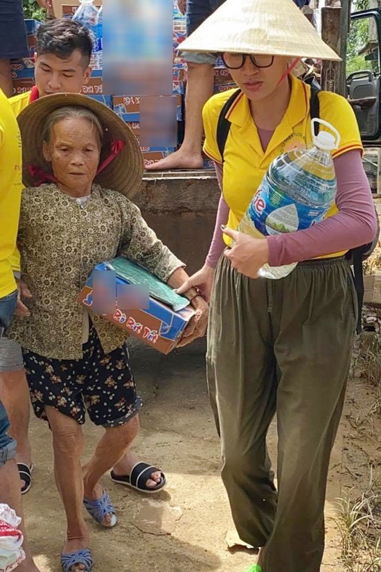 Ngày thường túi hiệu không thiếu, đến vùng “rốn lũ” sao Việt đeo túi bình dân lại thành hàng hot - 12