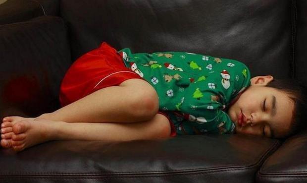 Con trai 4 tuổi ngủ riêng liên tục sụt cân, lén nhìn camera mẹ bật khóc - 1
