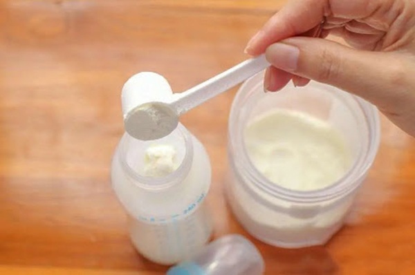 Em bé nửa tháng tuổi bị hoại tử ruột nghi do bố thêm 1 thìa sữa bột khi pha sữa - 3